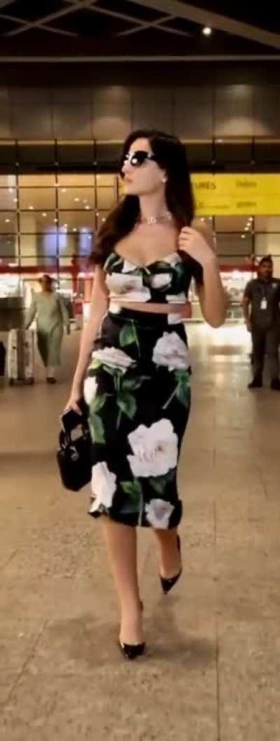 nora Fatehi ke bouncing chuche uchlte doodh uff kya doodh hoga inme kya chussu ga m ihne