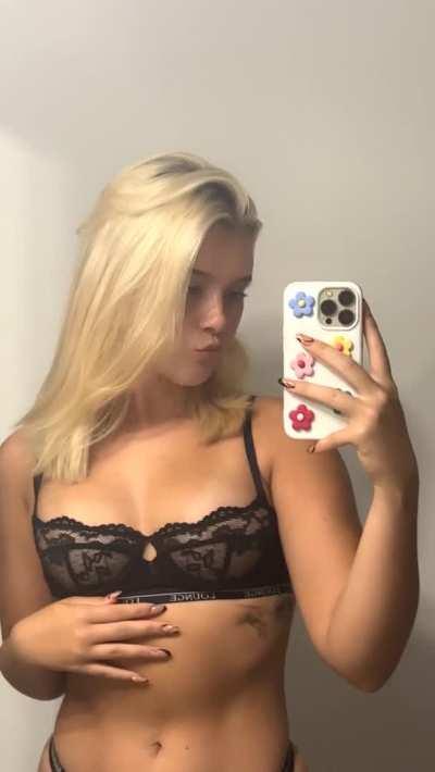 Only good girls share their snap location