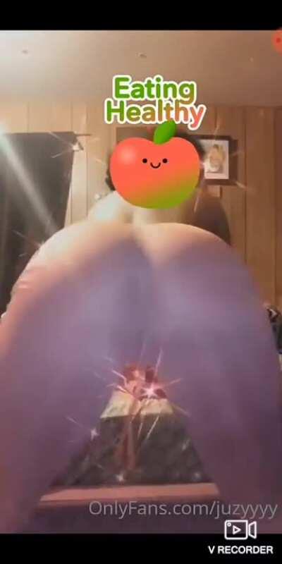 More professional teasing from Ja$mineNich0lle__ BS lol. Just know this is mostly what she does on her onlyfans. Playing games. We still saw a glimpse of the titties. Out of her 12 posts so far, only 2-3 of them are 🔥.