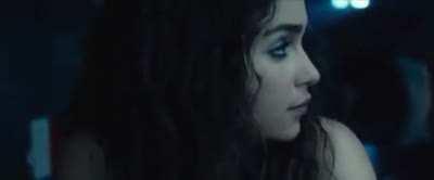 How would you react if Emilia Clarke did this to you under the table ?