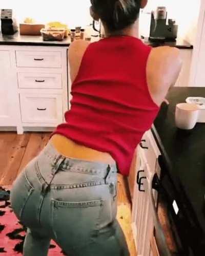 Dreaming of Miley Cyrus grinding her perfect ass on me