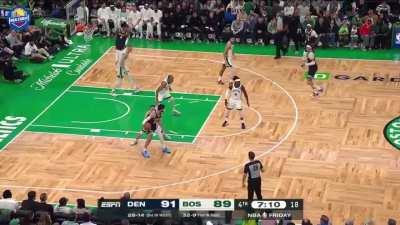 [Highlight] Jamal Murray hits a tough fadeaway and low fives fan