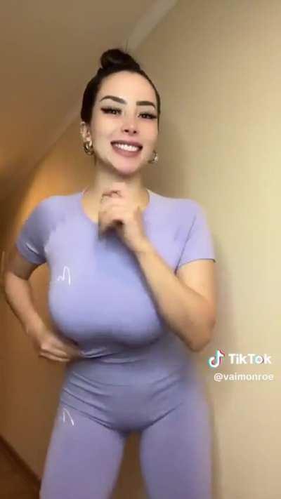 @vaimonroe underboobs