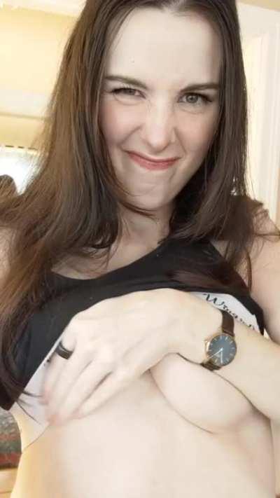 just pass on by this dusty old sportsbra, nothing to see here