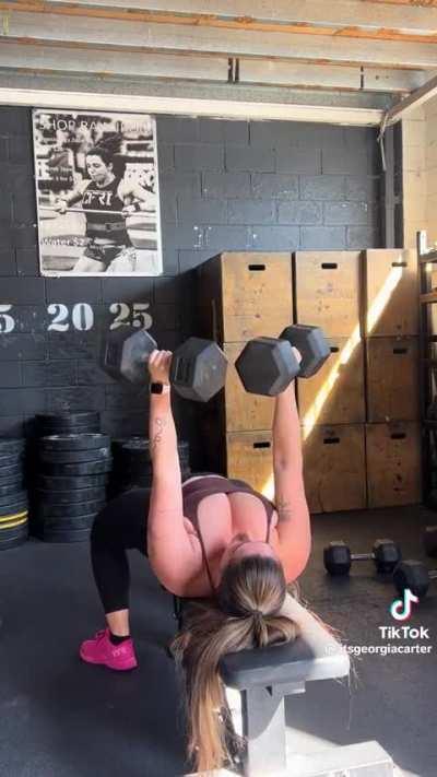 @itsgeorgiacarter on chest day