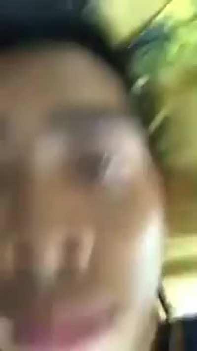 Luba cantando com os gatos de fundo