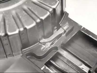 WW1-era stop motion animation showing the function of the pan-fed Lewis gun with a cutaway model