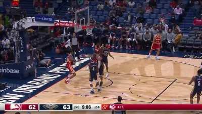 [Highlight] Collins throws down the lob, one handed, from Trae Young