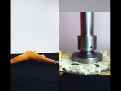 Девушка танцует, изображая вещицу, которую давят гидравлическим прессом