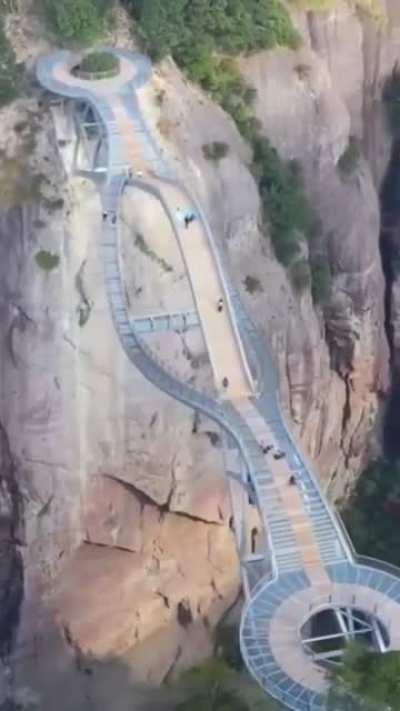 Terrifying bridge atop mountains in China