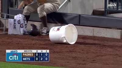 [Highlight] Mets-Padres Rivalry reaches new heights as Padres ballboy deliberately tries to take out Villar