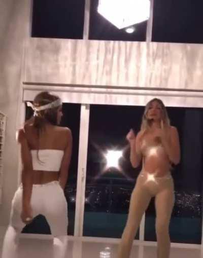 Yovanna shaking her ass with Casi