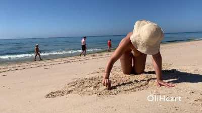 There is no better feeling than sun on your body! I am sharing all of my content over my premium platforms, that is +150 videos with +10min each!! Also, my onlyfans is only 9$ 😁