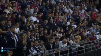 Yaya geçidinde sürücü bana yol verir. Ben: