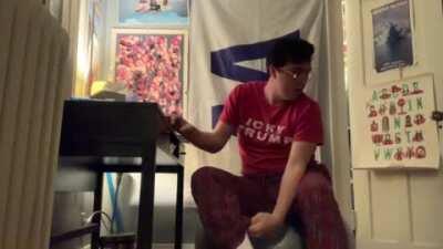 watch this idiot try to put on socks while sitting on an exercise ball