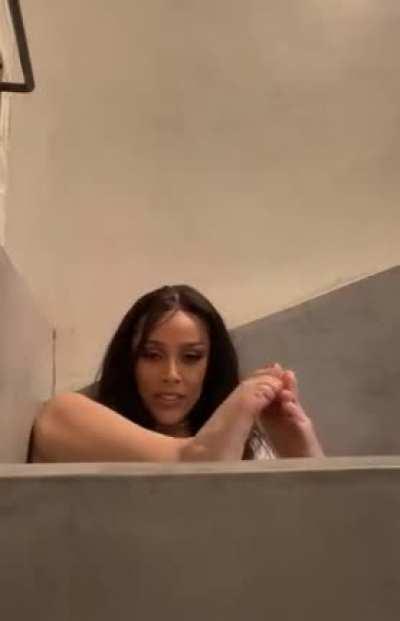 Doja Cat and those sexy feet 🤩🤩