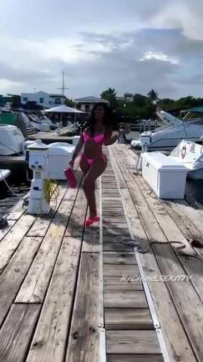 Pretty In Pink 💕 Thick Too