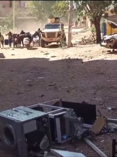 Sudanese Army Rescues Citizens Held by RSF Militias in Bahri, Shielding Them Behind Armored Vehicles