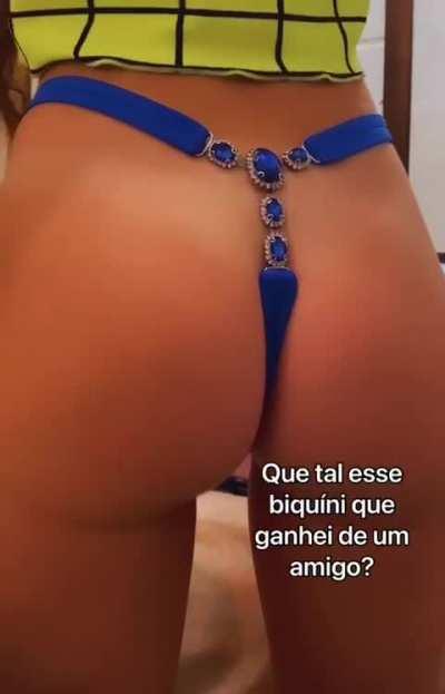 Modelo julinha aribando o vestidinho
