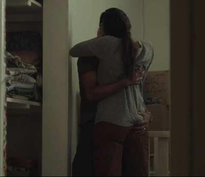 Getting her tits and ass groped in Territorio (2020)