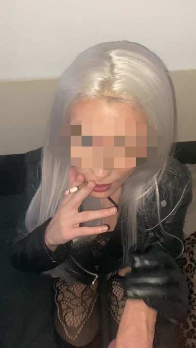 just a sexy nerd with a nicotine addiction :3