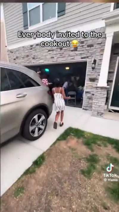 They literally invited the UPS man to get a plate at their family cookout 🔥