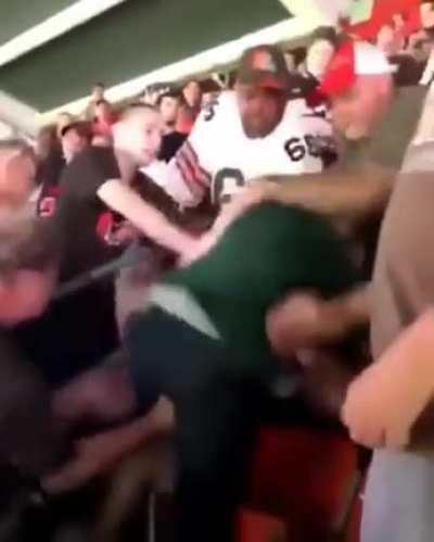 Как прекратить драку за одну секунду. А после игры отгрести мешок люлей.