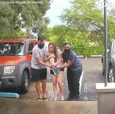 Amazing woman helps deliver a baby in the street!!