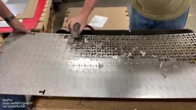 Vibration hammer for removing laser cut parts from a cut skeleton