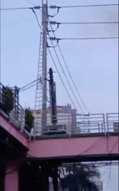 DoV? Man climbs up to utility pole to jump to suicide but things went differently