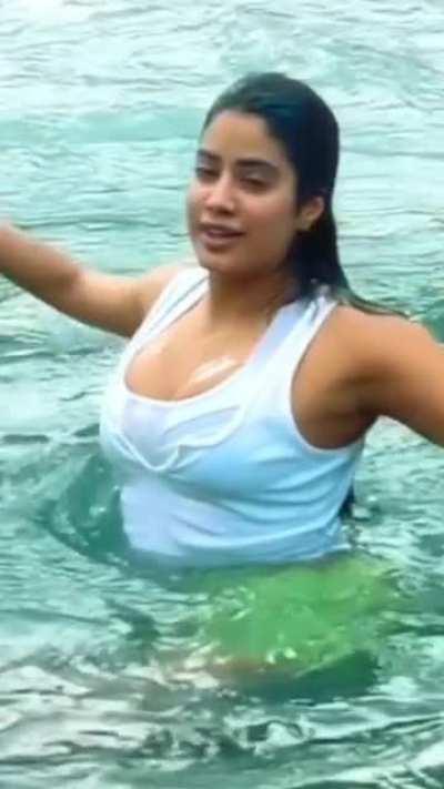 Janhvi Kapoor sexy wet