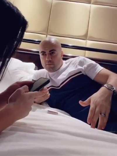 Баба купила что-то в магазине Gucci за 11000$ со скидкой (изначальная цена товара 20000$). Она оплатила покупку картой своего мужика. Мужик естественно в ахуе. Пранк это или нет, неизвестно )