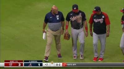 [Highlight] Schwarber leaves the Nats-Braves game with limp