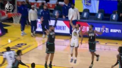 [Highlight] Steph checks the defense and makes the layup.