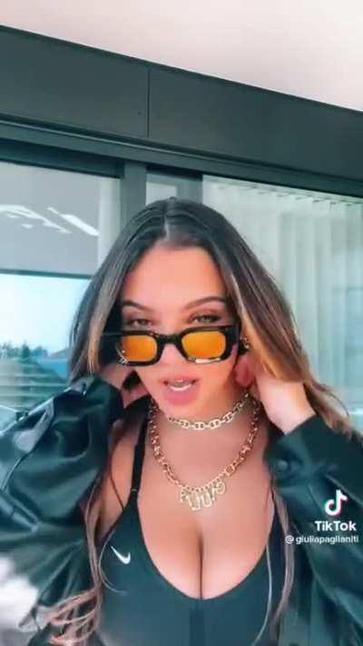 Giulia Paglianiti con la bocca piena di sborra💦+tette🍐