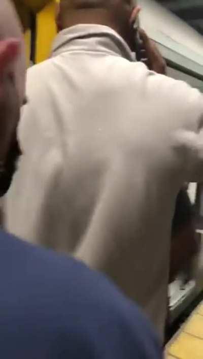 Empleada del subte resiste los aprietes de los metrodelegados.