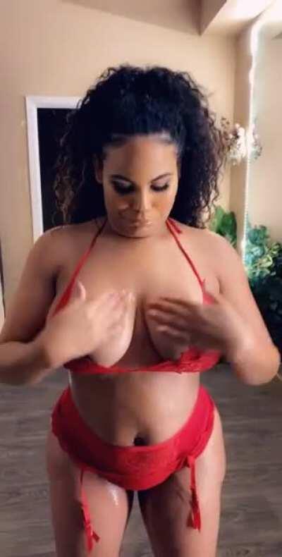 She the right amazing of thick 🤤🤤