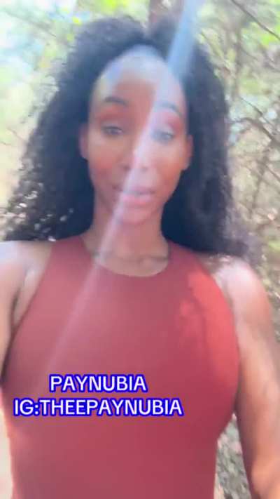 Giantess finds a lost tiny