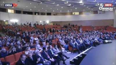 parece vídeo do porta dos fundos: brasileiro eleito deputado em portugal, por um partido racista anti-imigração, fazendo esse discurso: