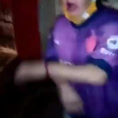 Turra agrede a contrincante (TERMINA MAL)