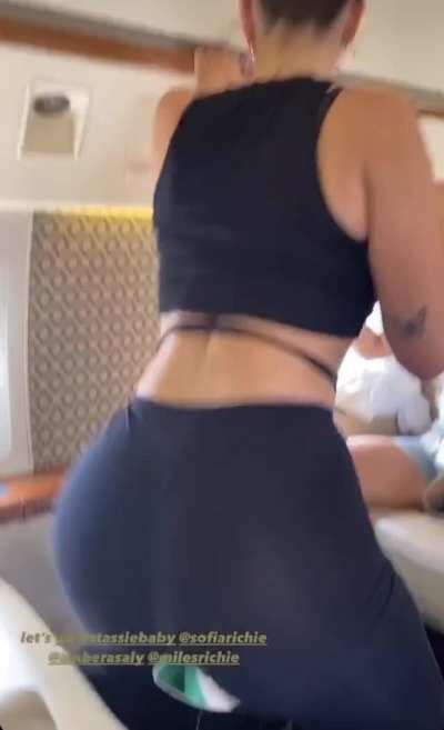 Would Kylie‘s ass jiggle like Stassie‘s too if she would twerk?