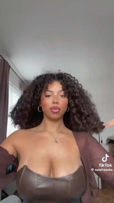 @naiafranche perfect curly