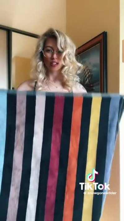 Glasses, curlies and magic tricks this time 😏