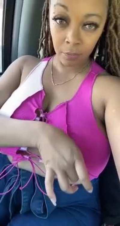 Watch her nipples stand up 😍🔥