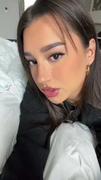 @ambgianna (pottery girl) is posting way more feet content now