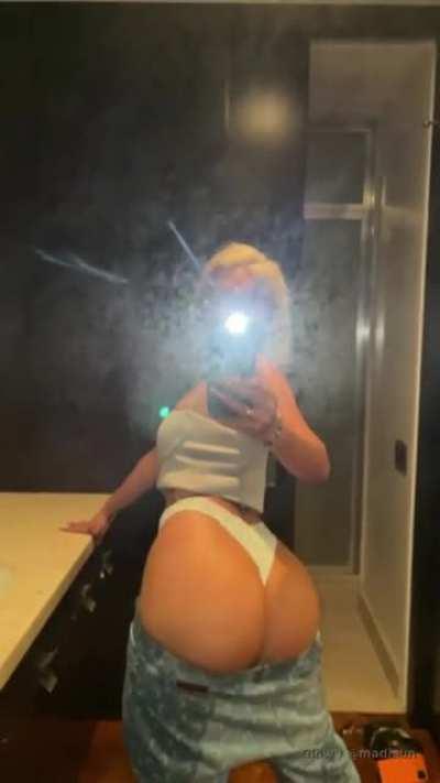 She’s fuckin crazy bro i wanna put my dick in her ass rn and cum in her mouth