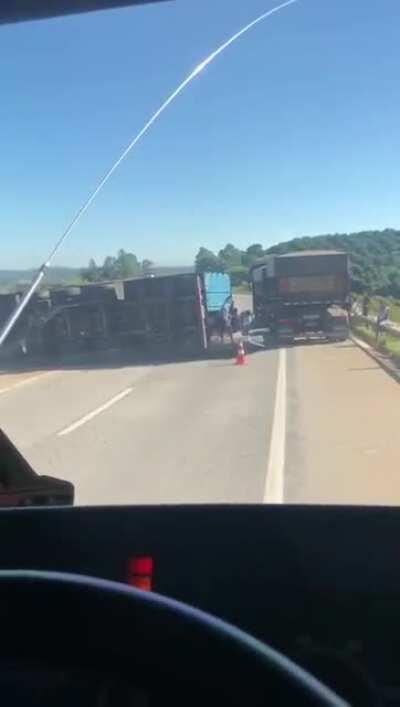 Esses dias postei um video do povo se aglomerando para furtar um caminhão que tinha apenas saido da pista. Como não tem nada tão ruim que não possa piorar, agora foi a vez de um caminhão de PVC tombar. O motorista veio a óbito no local, porem isso não imp
