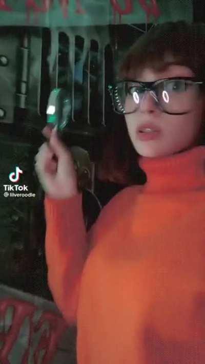 anyone know if she has reddit or any other socials?