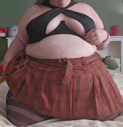 Let me tempt you with my slutty belly button🐷💕