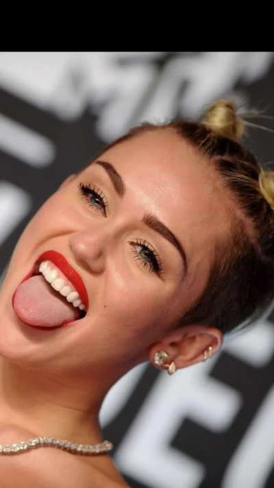 Miley tongue tied at the MTV Awards (2013)